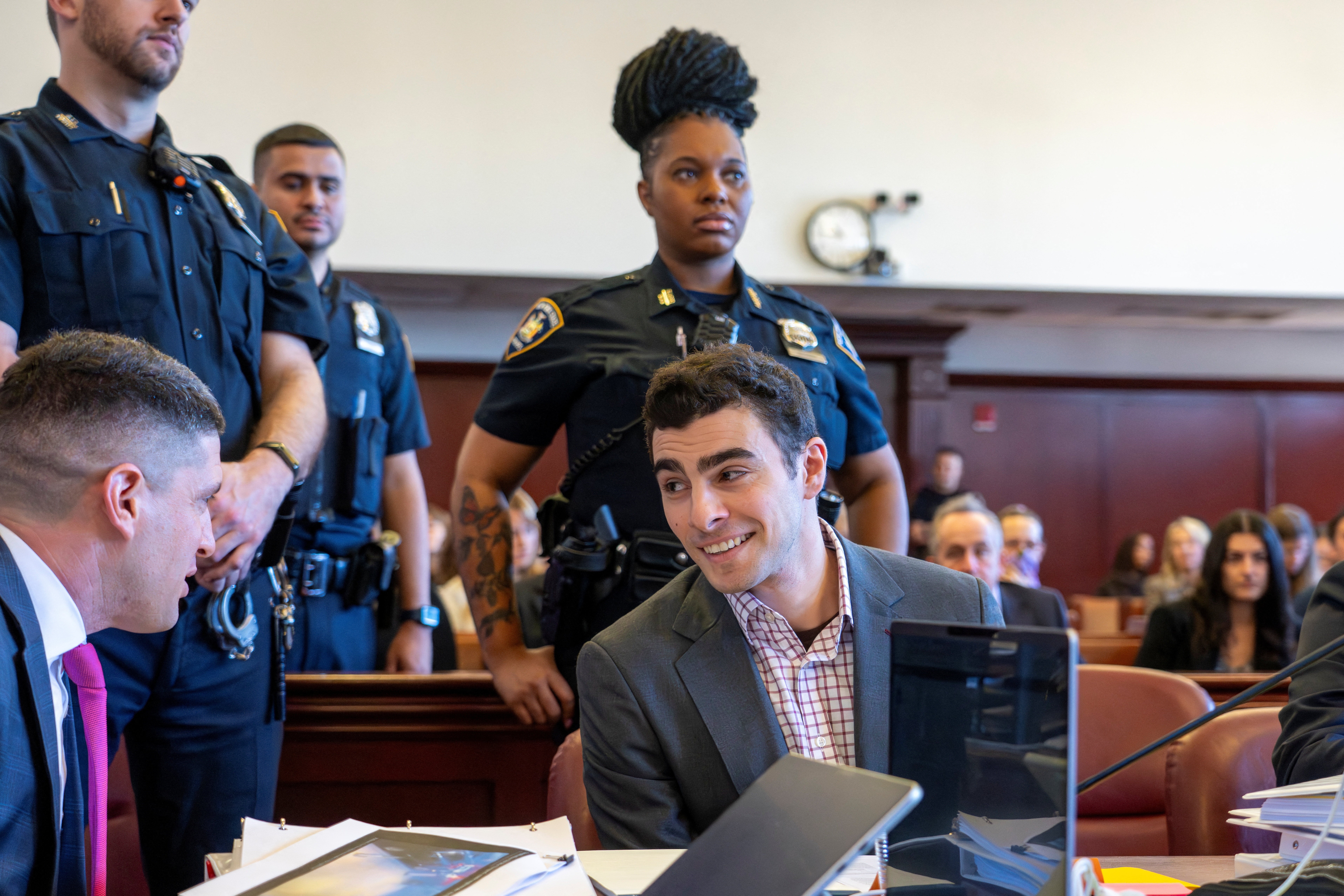 Justiça impede promotores de pedirem pena de morte para Luigi Mangione, acusado de matar CEO