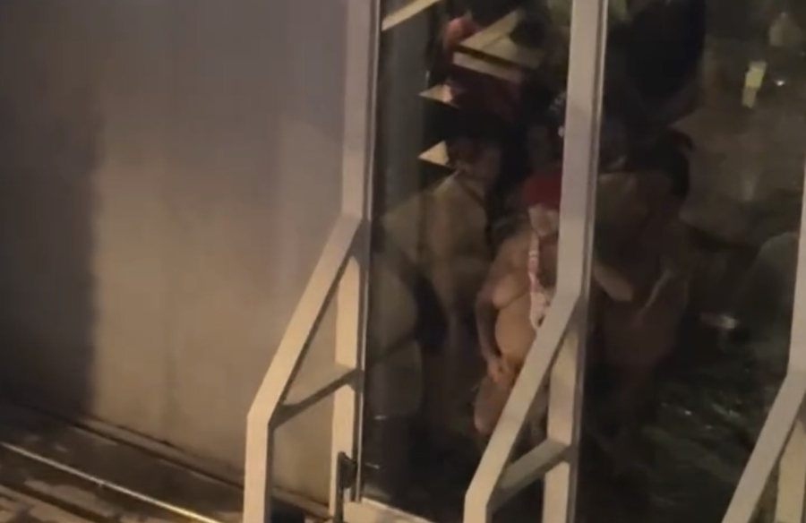 Vídeo - Foliões fazem gestos obscenos com pênis de borracha em frente a igreja durante bloco de Carnaval em BH