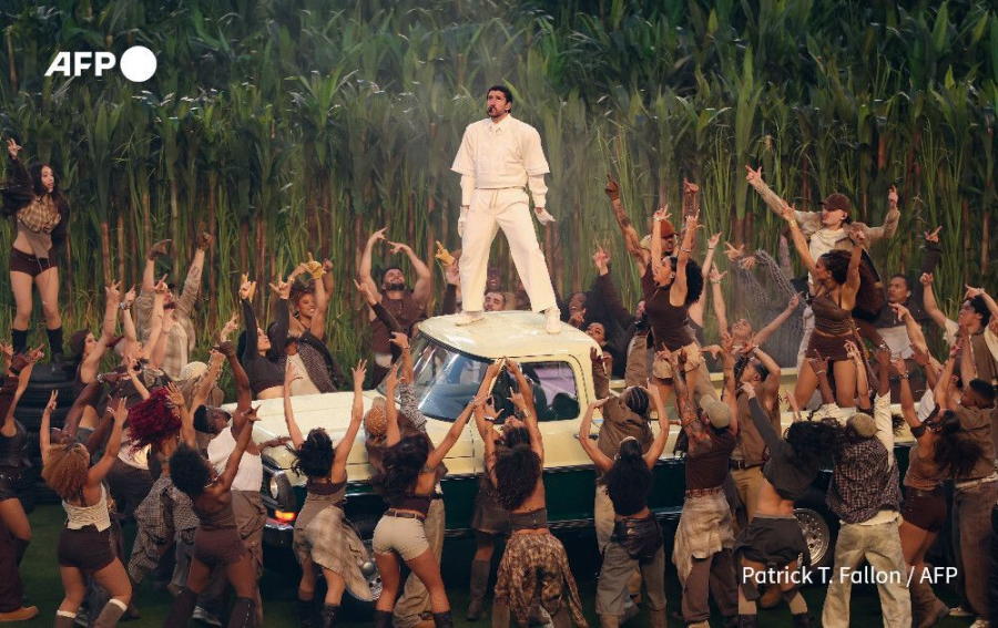 Vídeo - Bad Bunny canta no Super Bowl, envia mensagem política aos EUA e recebe críticas de Trump 