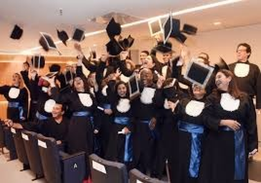 Riscos legais, perda de credibilidade e demissão: o que acontece com quem decide comprar diploma?