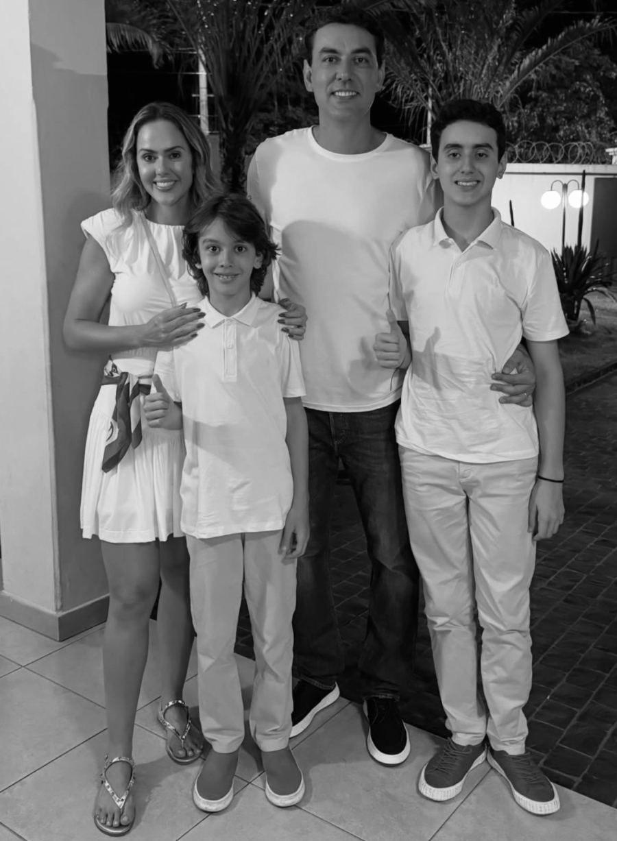 Secretário  descobre traição da esposa, mata os dois filhos e em seguida tira própria vida