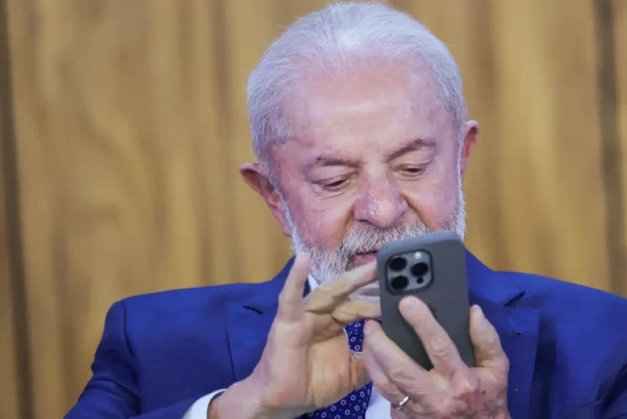 Enquanto brasileiro curtia carnaval, Lula aumentou imposto para importar celulares e mais 1.200 produtos