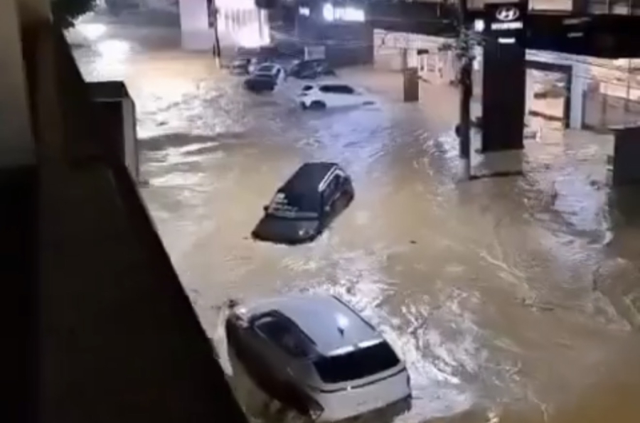 Ubá em Minas Gerais fica alagada após fortes chuvas durante a madrugada 