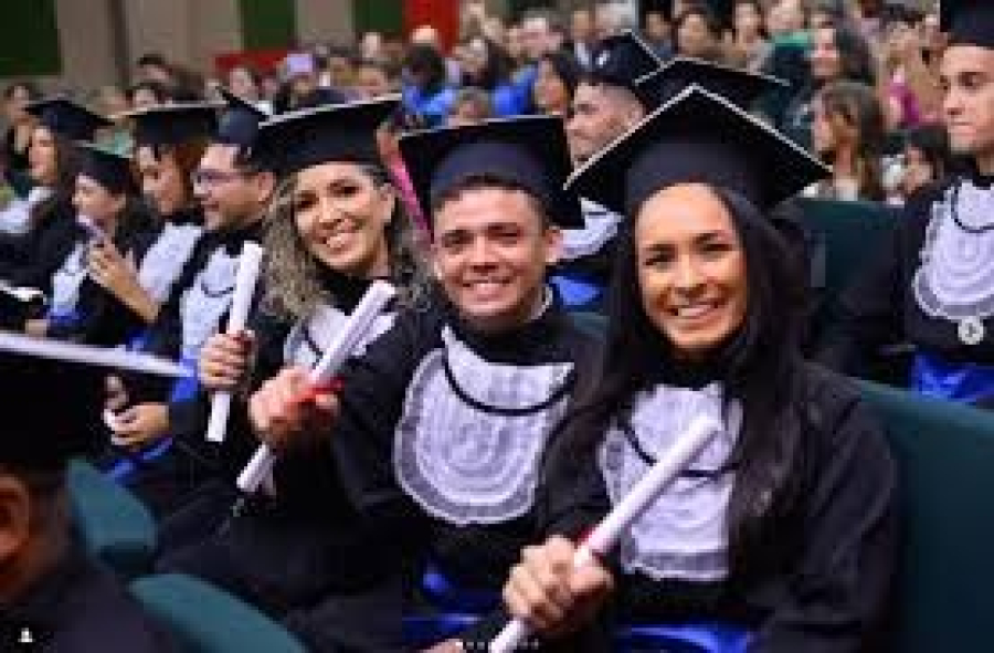 Pressão familiar e o mito do sucesso rápido: os gatilhos emocionais para comprar diploma