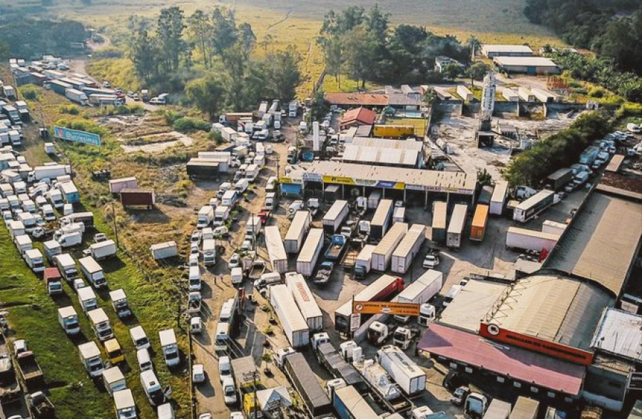 Caminhoneiros articulam greve geral após alta do diesel em todo Brasil 