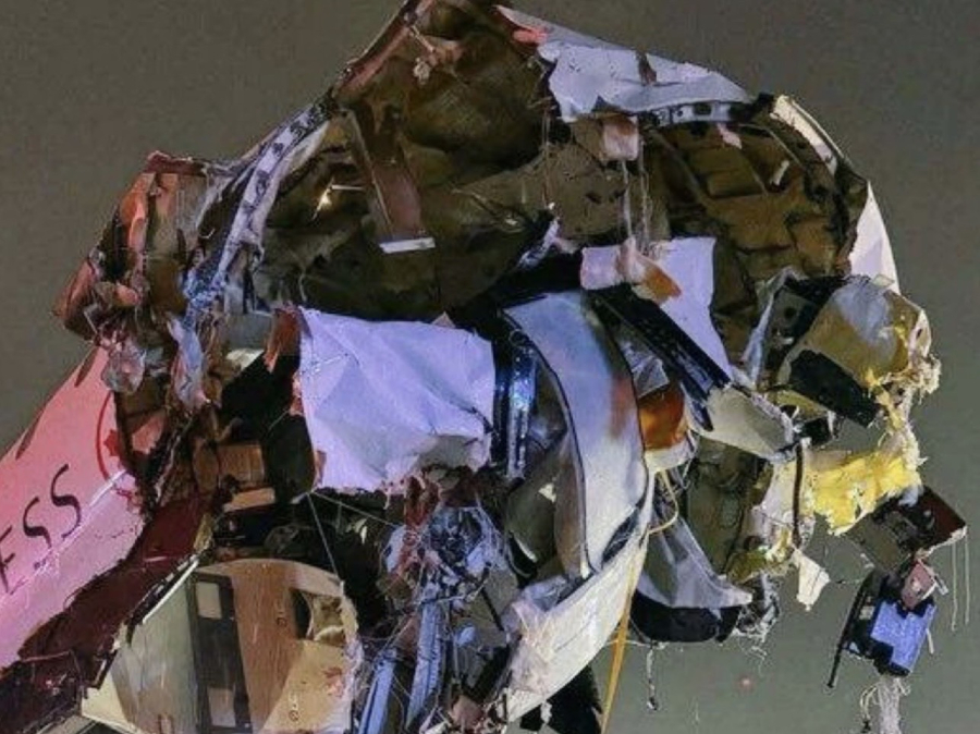 Avião colide com caminhão em aeroporto de Nova York e deixa mortos