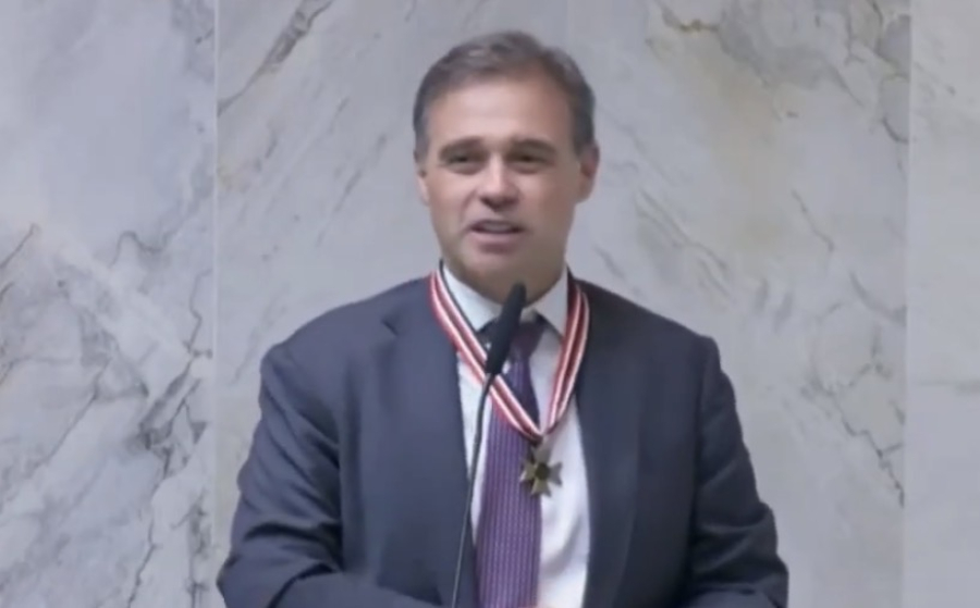 Ministro André Mendonça recebe maior honraria da Alsp e diz que o bom magistrado precisa ser íntegro e honesto