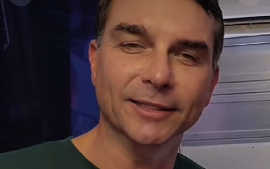 Flávio Bolsonaro é ovacionado em chegada no Mato Grosso para participar da Expogrande