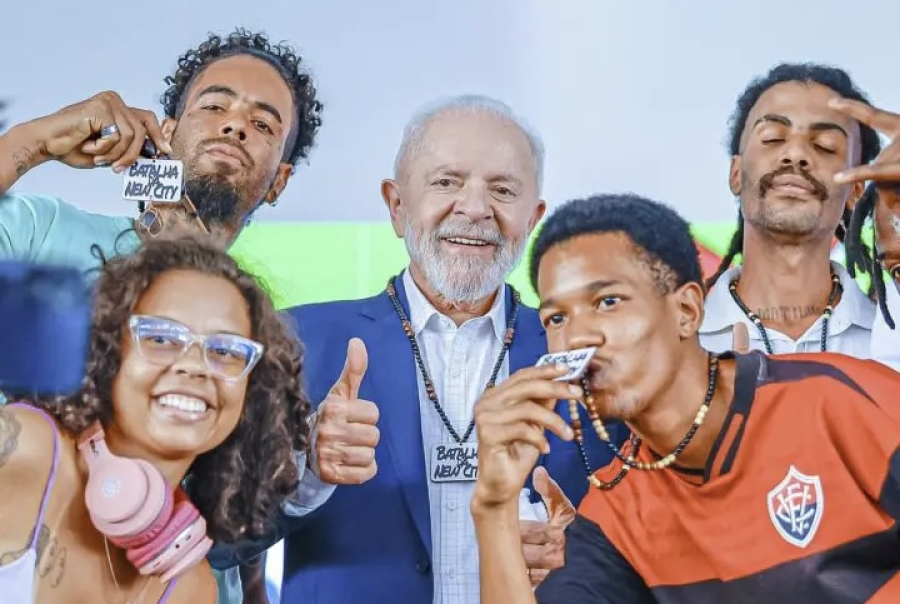 Lula inimigo dos jovens - Após cortar milhões de universidades, Lula agora acaba com experiência de estágio dos jovens