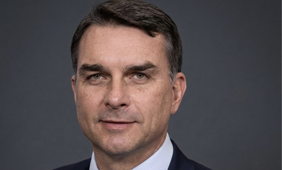 Flávio Bolsonaro confirma áudio e diz que não ofereceu vantagem em troca de financiamento do filme