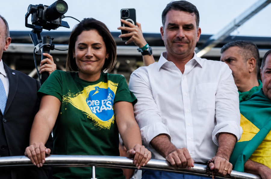 Após humilhar Michelle e pedir seu afastamento da política, Flávio Bolsonaro pede desculpas nas redes sociais em meio a linchamento virtual