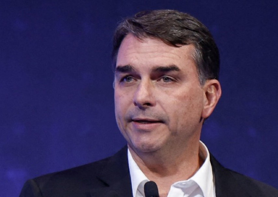 Flávio Bolsonaro questiona urnas brasileiras durante reunião com embaixadores