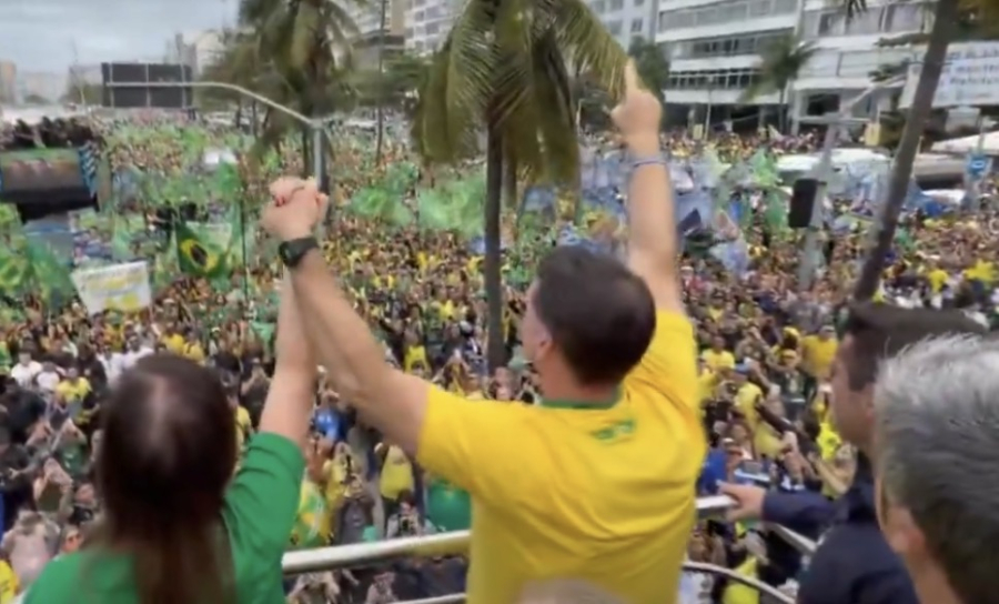 Flávio Bolsonaro lança campanha à Presidência e reúne multidão sem ônibus fretados para lotar evento