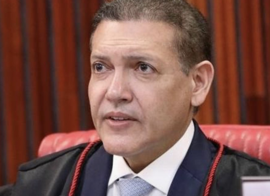 Nunes Marques avalia se declarar suspeito após vazamento de mensagens sobre R$ 500 mil ao filho e suposto pagamento de prostituta para ministro