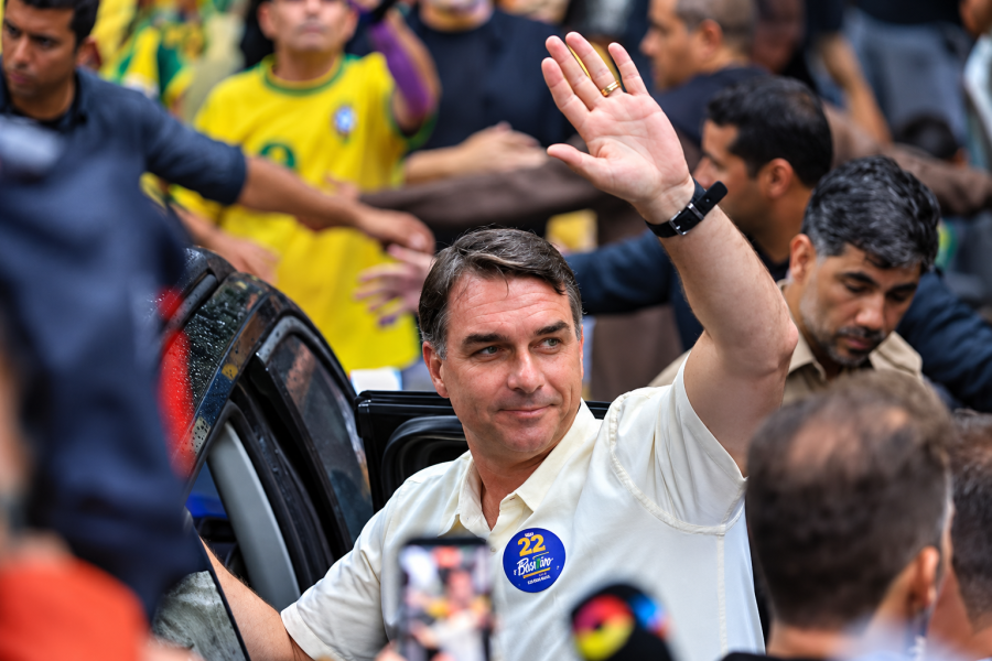 Autoridades dos EUA informam à Reuters que Flávio Bolsonaro está a caminho do país